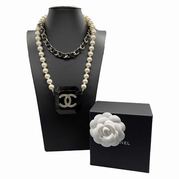 CHANEL - B21 A Airpod CC Acylic Case / Faux Pearl and Chain Layered Necklace - Picture 6 of 11